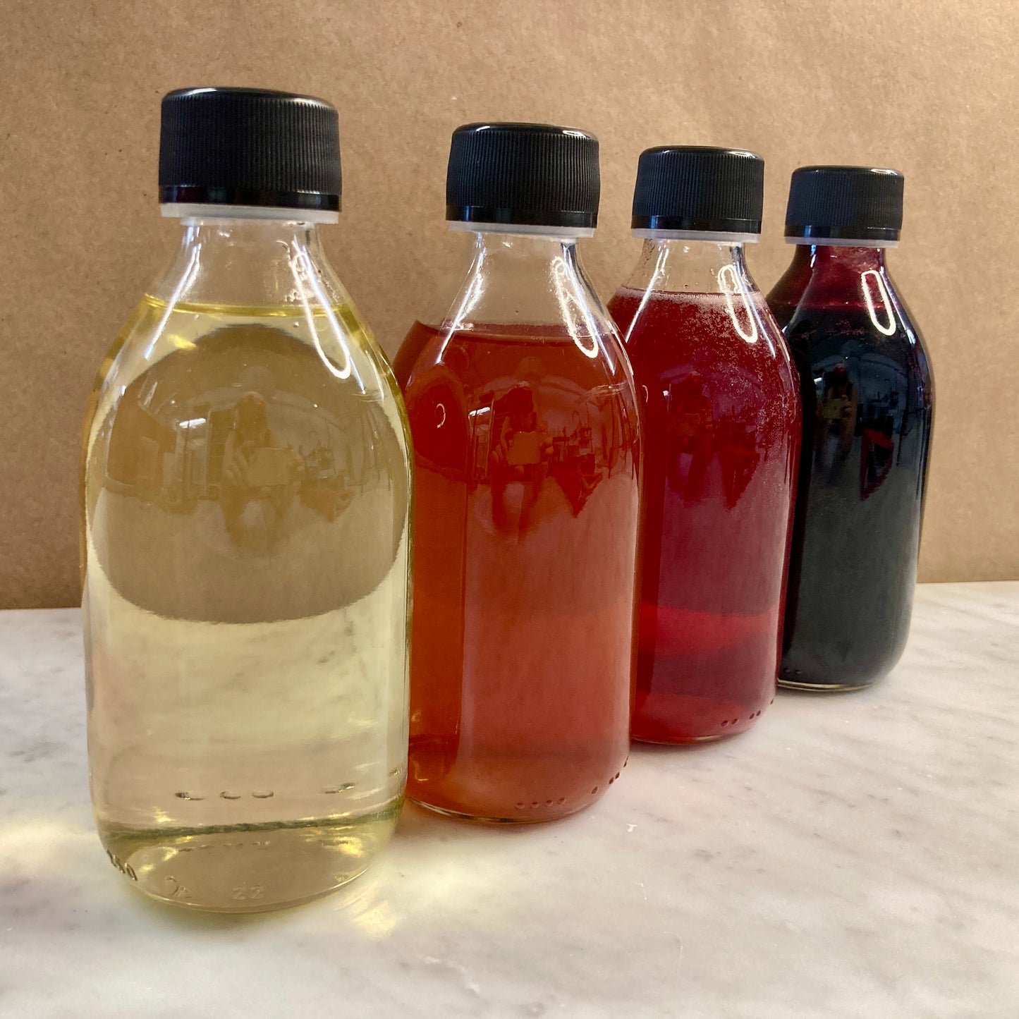 Sirop de rhubarbe (avec un peu de rose sauvage)