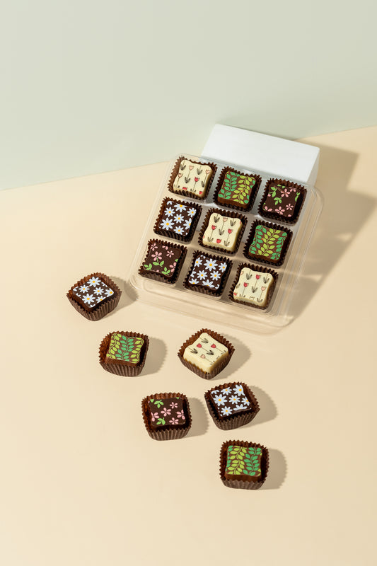 Boite de chocolats aux motifs printaniers