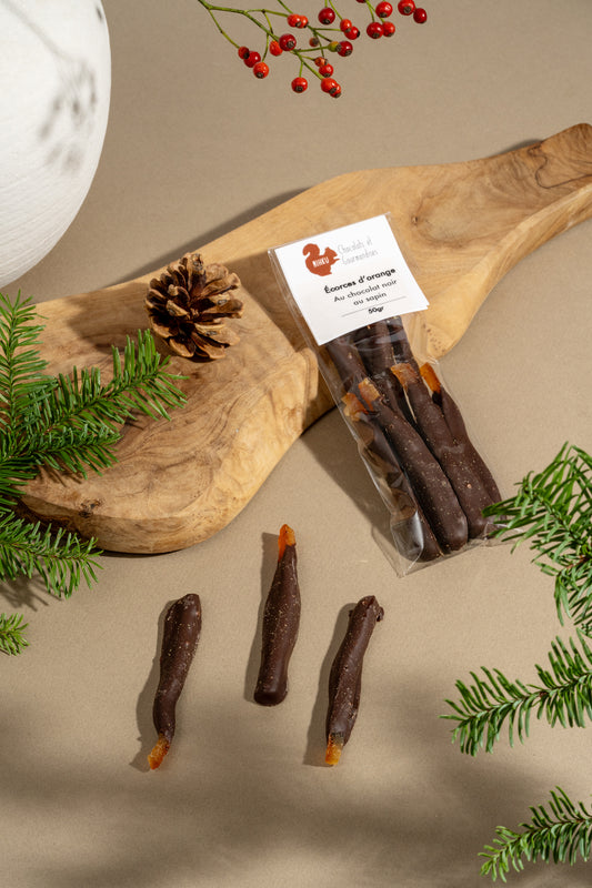 Écorces d'oranges confites enrobés de chocolat noir au sapin