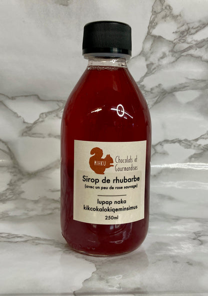 Sirop de rhubarbe (avec un peu de rose sauvage)