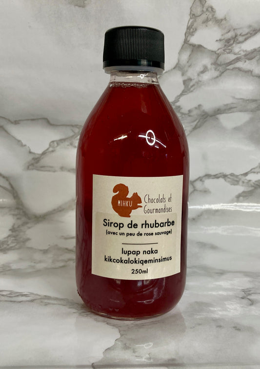 Sirop de rhubarbe (avec un peu de rose sauvage)